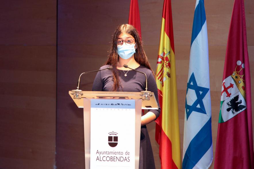 Acto Día de la Memoria del Holocausto 2022 - Imagen de la lectura del manifiesto de una alumna.