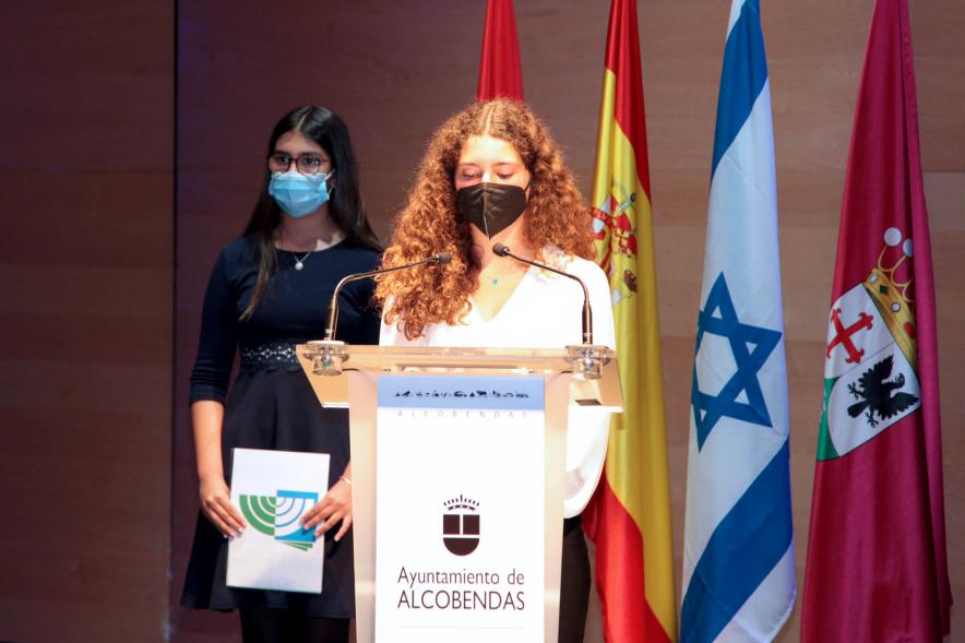 Acto Día de la Memoria del Holocausto 2022 - Imagen de la lectura del manifiesto de una alumna.