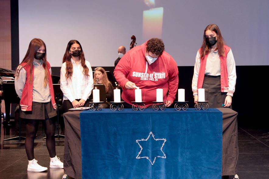 Acto Día de la Memoria del Holocausto 2022- Encendido de una  vela  por parte de un miembro de APAMA.