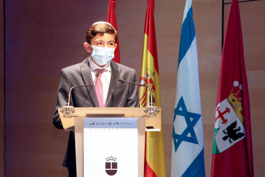 Acto Día de la Memoria del Holocausto 2022 - Imagen de la lectura del manifiesto por un alumno.