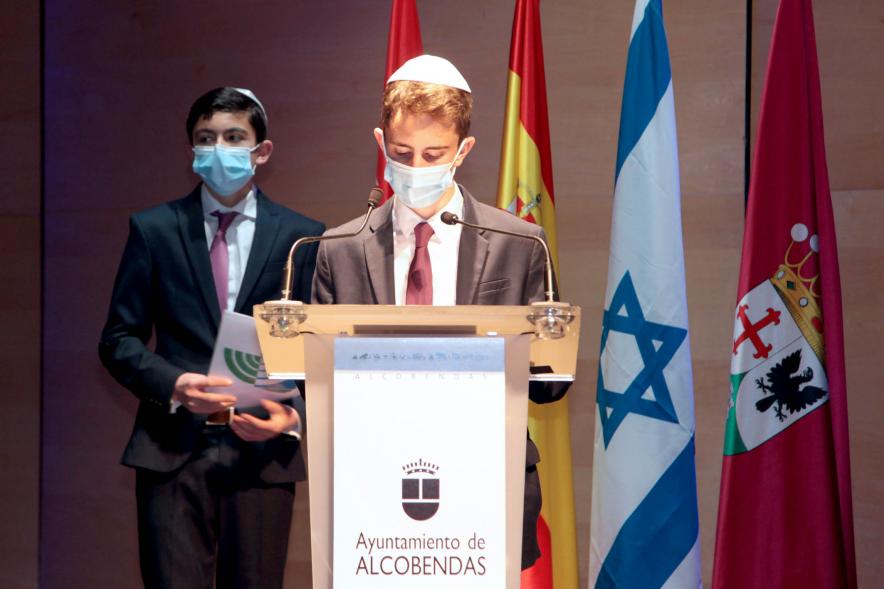 Acto Día de la Memoria del Holocausto 2022 - Imagen de la lectura del manifiesto por un alumno.