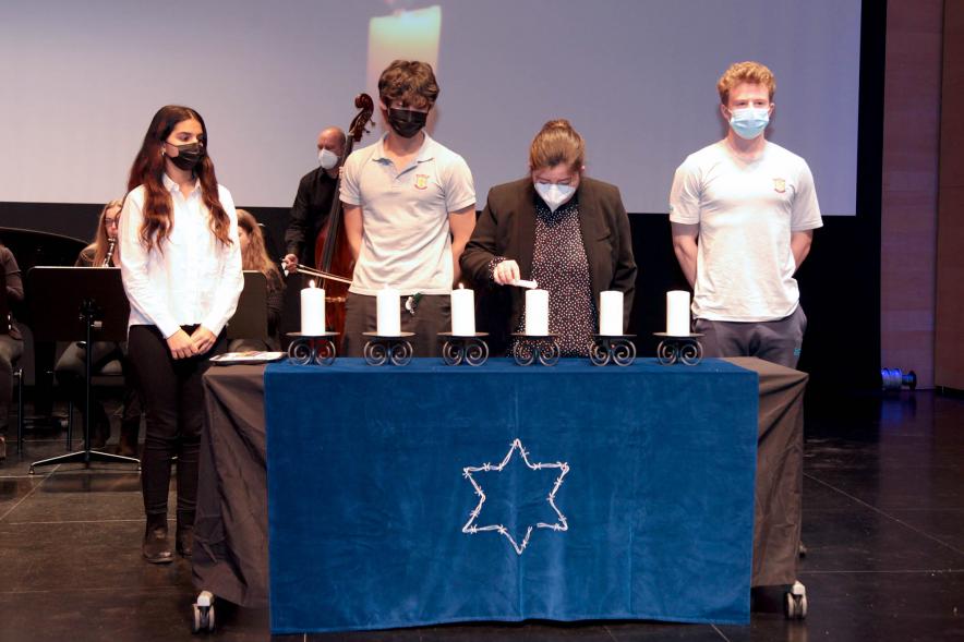  Acto Día de la Memoria del Holocausto 2022 -  Ángela Sanz-Briz, enciende la cuarta vela.