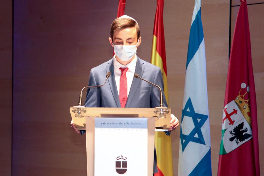  Acto Día de la Memoria del Holocausto 2022 - Imagen de la lectura del manifiesto por un alumno.
