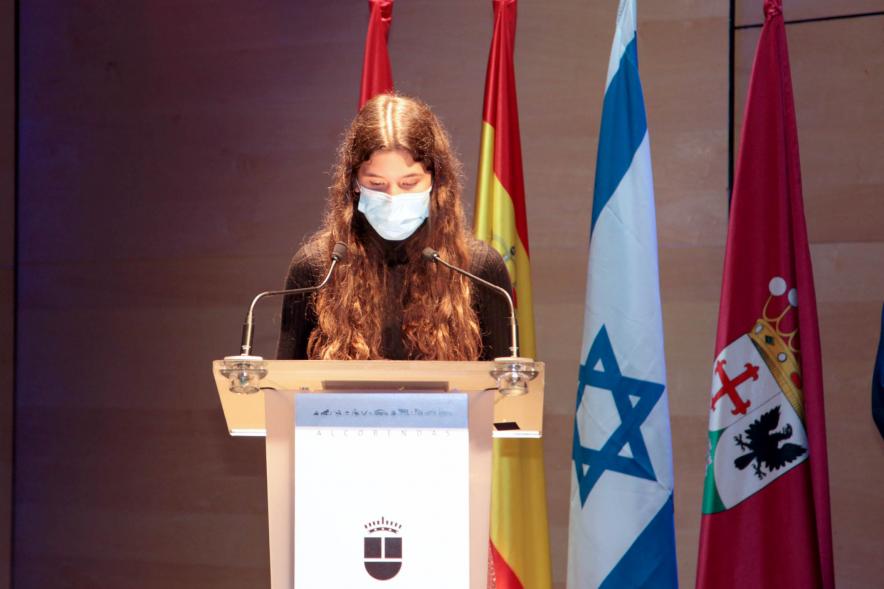 Acto Día de la Memoria del Holocausto 2022 - Imagen de la lectura del manifiesto de una alumna.