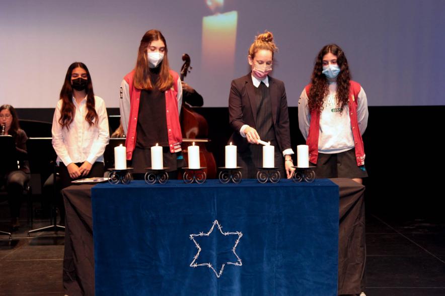 Acto Día de la Memoria del Holocausto 2022 -  Noa Hakim enciende la quinta vela.