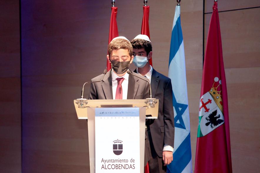  Acto Día de la Memoria del Holocausto 2022 - Imagen de la lectura del manifiesto por un alumno.