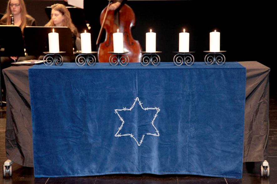  Acto Día de la Memoria del Holocausto 2022 -  Primer plano de la mesa con las seis velas encendidas.