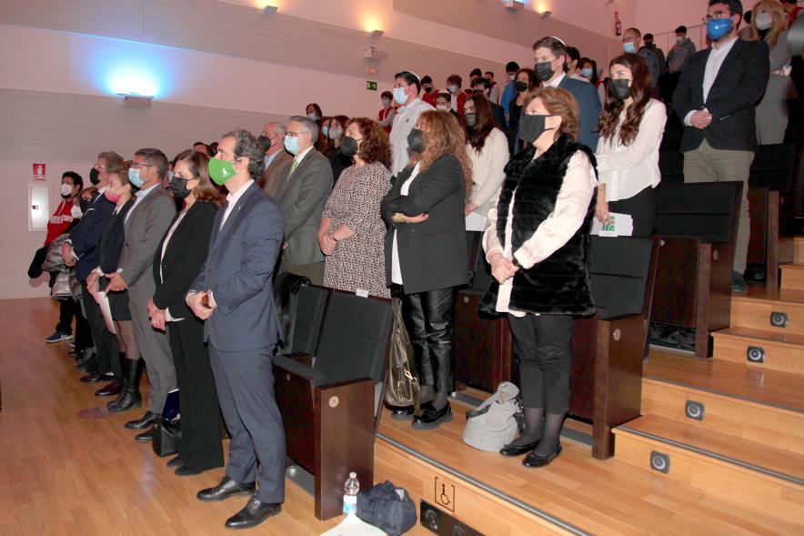  Acto Día de la Memoria del Holocausto 2022 - Plano general de las autoridades y asistentes de pie, ante el minuto de silencio.