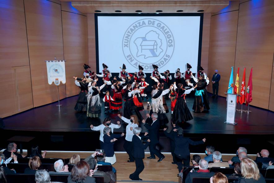 Homenaje a Ovidio Cadenas en el Centro de Arte - Panorámica del teatro con un grupo bailando una muñeira.