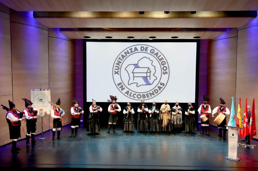 Homenaje a Ovidio Cadenas en el Centro de Arte - Panorámica  del escenario con un grupo regional de gaiteros y bailarines.