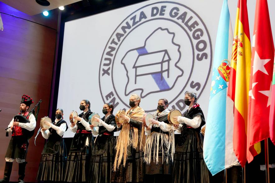   Homenaje a Ovidio Cadenas en el Centro de Arte - Primer plano del grupo musical regional en el escenario.
