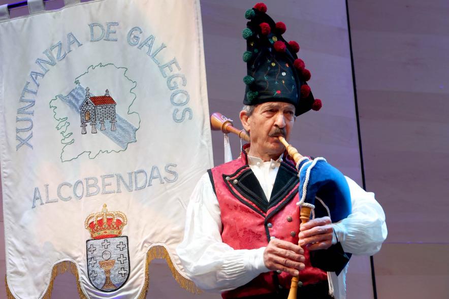 Homenaje a Ovidio Cadenas en el Centro de Arte - Primer plano de un gaitero.