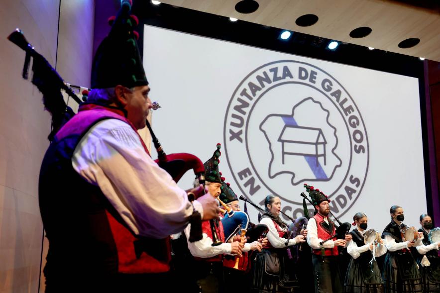  Homenaje a Ovidio Cadenas en el Centro de Arte - Actuación del grupo musical regional en el escenario.