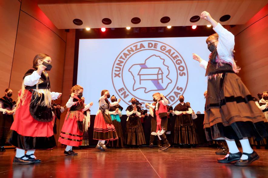  Homenaje a Ovidio Cadenas en el Centro de Arte - Actuación de danza grupo musical regional.