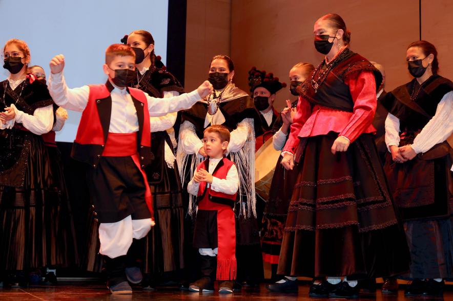 Homenaje a Ovidio Cadenas en el Centro de Arte - Actuación infantil de baile regional tradicional. 