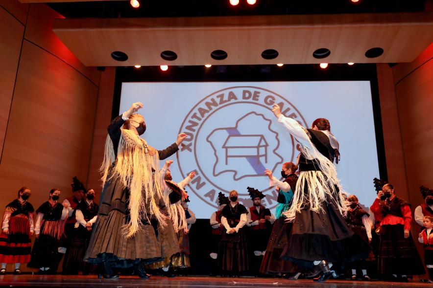 Homenaje a Ovidio Cadenas en el Centro de Arte - Actuación de danza del grupo  regional.