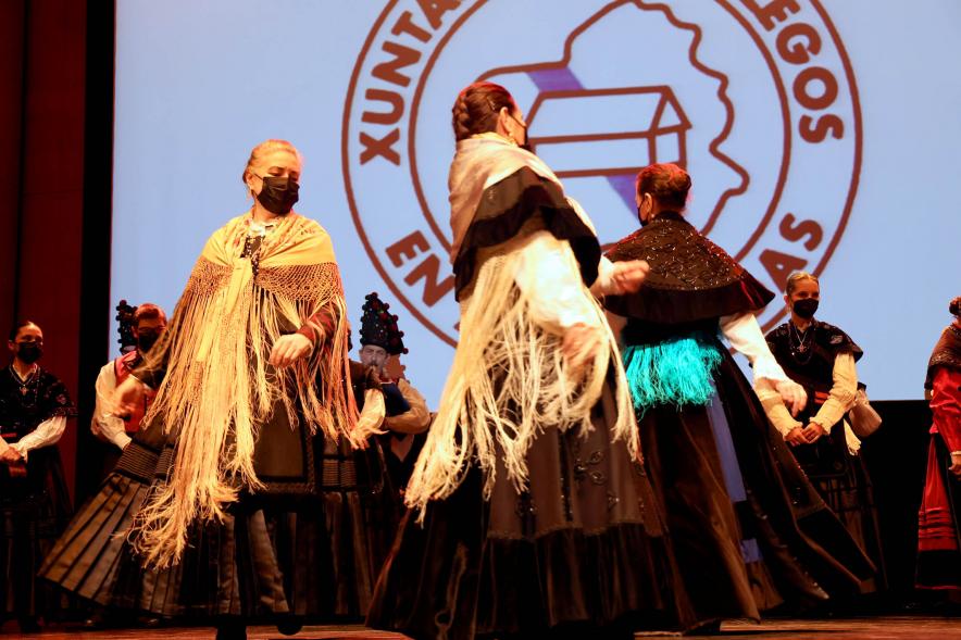 Homenaje a Ovidio Cadenas en el Centro de Arte - Actuación de danza del grupo  regional.
