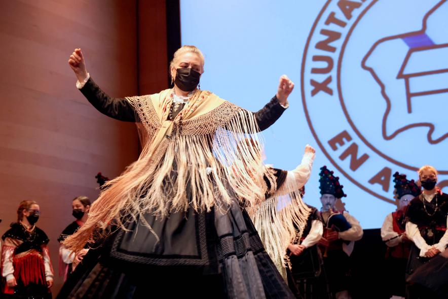 Homenaje a Ovidio Cadenas en el Centro de Arte - Primer plano de una bailarina.