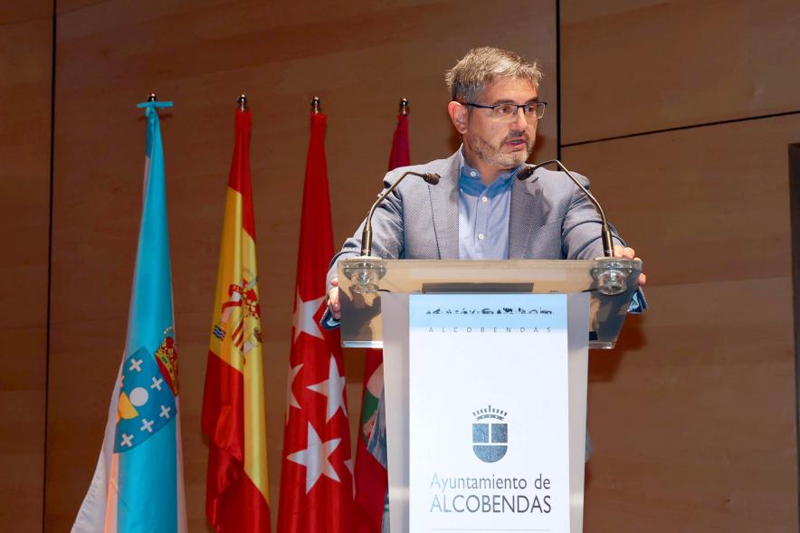 Homenaje a Ovidio Cadenas en el Centro de Arte - Primer plano del discurso del vicealcalde Sánchez Acera.