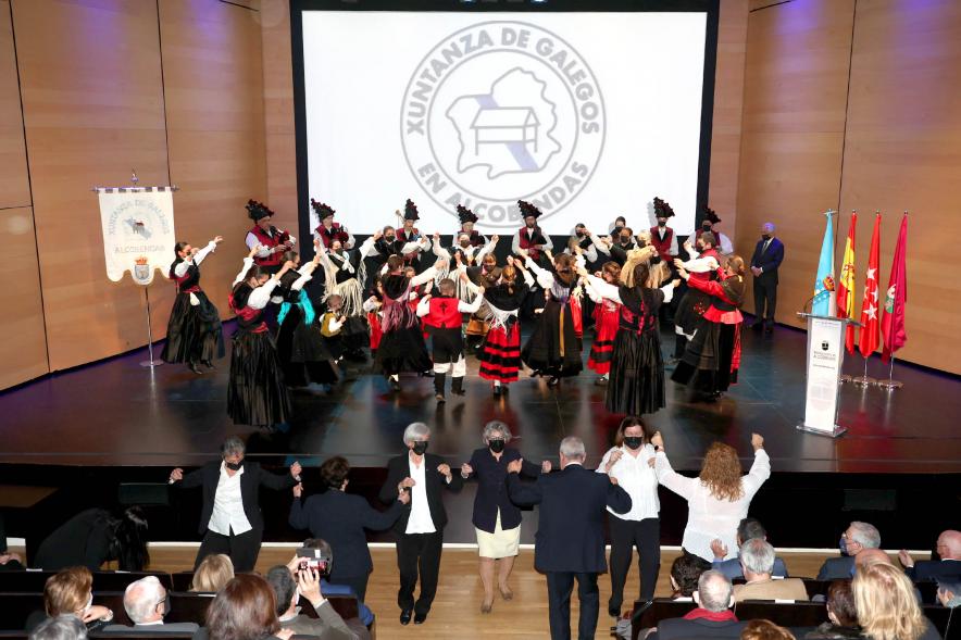Homenaje a Ovidio Cadenas en el Centro de Arte -  Panorámica del teatro con un grupo bailando una muñeira.