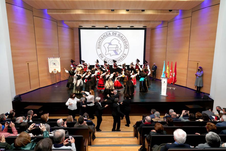 Homenaje a Ovidio Cadenas en el Centro de Arte - Panorámica del teatro con un grupo de publico bailando una muñeira.