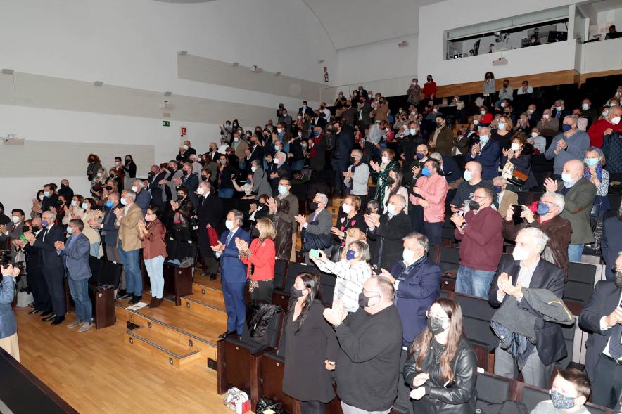 Homenaje a Ovidio Cadenas en el Centro de Arte - Imagen del publico de pie aplaudiendo.
