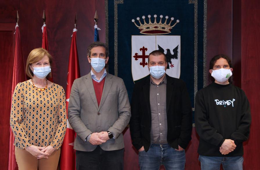  Reunión con Sergio García Torres - Director General de Derechos de los Animales -  Imagen de Sergio Garcáia Torres reunido en la Sala del Equipo de Gobierno con Aitor Retolaza y Ofelia Culebradas.