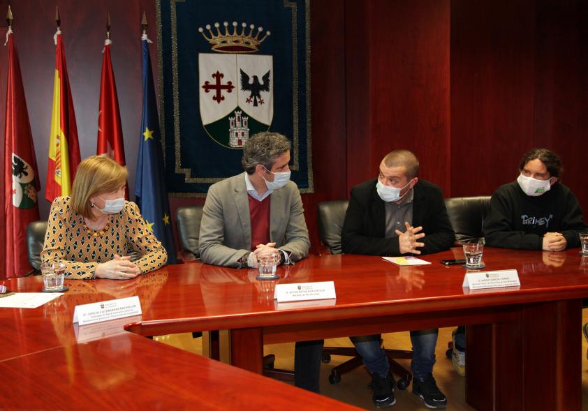  Reunión con Sergio García Torres - Director General de Derechos de los Animales - Imagen de Sergio Garcáia Torres reunido en la Sala del Equipo de Gobierno con Aitor Retolaza y Ofelia Culebradas.