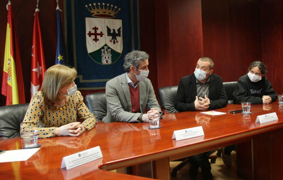  Reunión con Sergio García Torres - Director General de Derechos de los Animales - Imagen de Sergio Garcáia Torres reunido en la Sala del Equipo de Gobierno con Aitor Retolaza y Ofelia Culebradas.