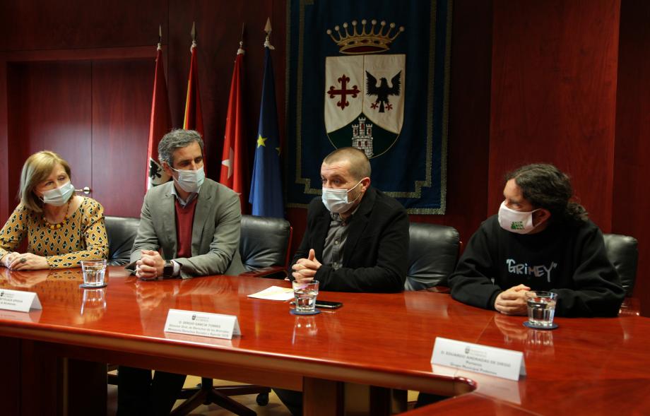  Reunión con Sergio García Torres - Director General de Derechos de los Animales - Imagen de Sergio Garcáia Torres reunido en la Sala del Equipo de Gobierno con Aitor Retolaza y Ofelia Culebradas.