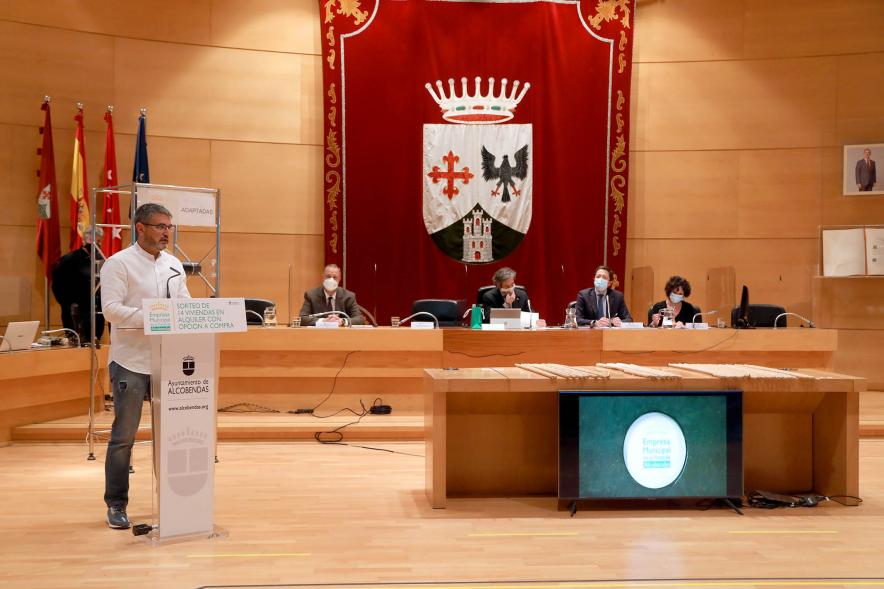  Sorteo 14 Viviendas Calle Navarra - Imagen del vicealcalde Rafael Sánchez Acera en un momento de su intervención.