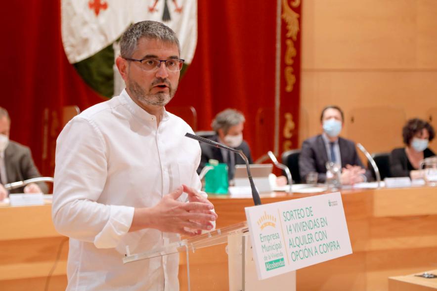 Sorteo 14 Viviendas Calle Navarra - Imagen del vicealcalde Rafael Sánchez Acera en un momento de su intervención.