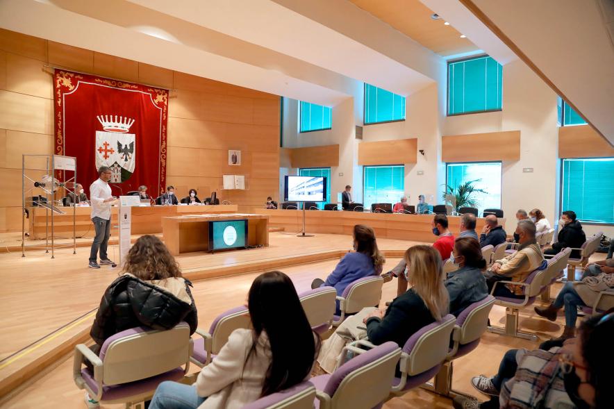  Sorteo 14 Viviendas Calle Navarra -  Imagen lejana del vicealcalde Rafael Sánchez Acera en un momento de su intervención.