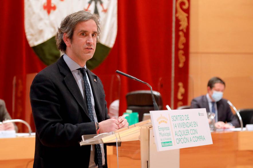 Sorteo 14 Viviendas Calle Navarra -  Imagen del alcalde Aitor Retolaza en un momento de su intervención.