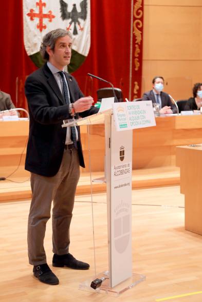 Sorteo 14 Viviendas Calle Navarra -  Imagen del alcalde Aitor Retolaza en un momento de su intervención.