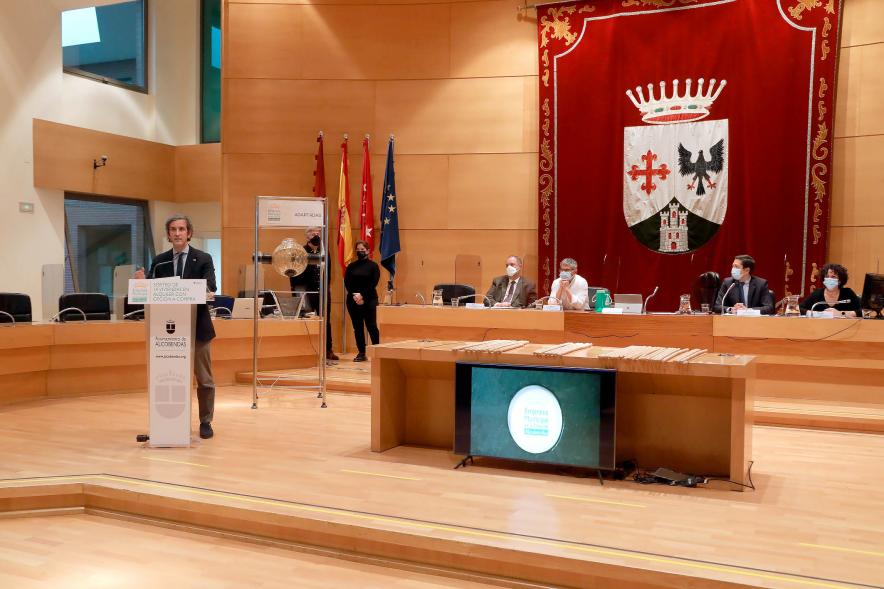 Sorteo 14 Viviendas Calle Navarra - Imagen lejana del alcalde Aitor Retolaza en un momento de su intervención.