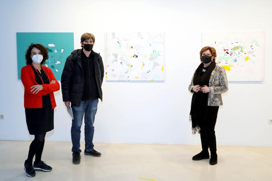 Inauguración Exposición Víctor Barrio "Paisajes Borrados" - Imagen del autor con varias autoridades municipales.          .