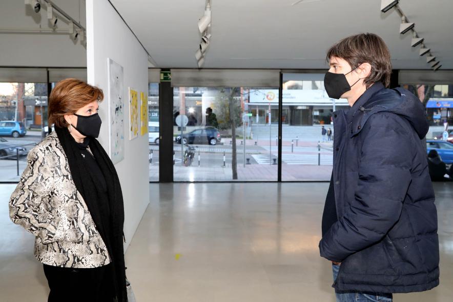 Inauguración Exposición Víctor Barrio "Paisajes Borrados" - Imagen del autor charlando con la concejal Rosario Tamayo.