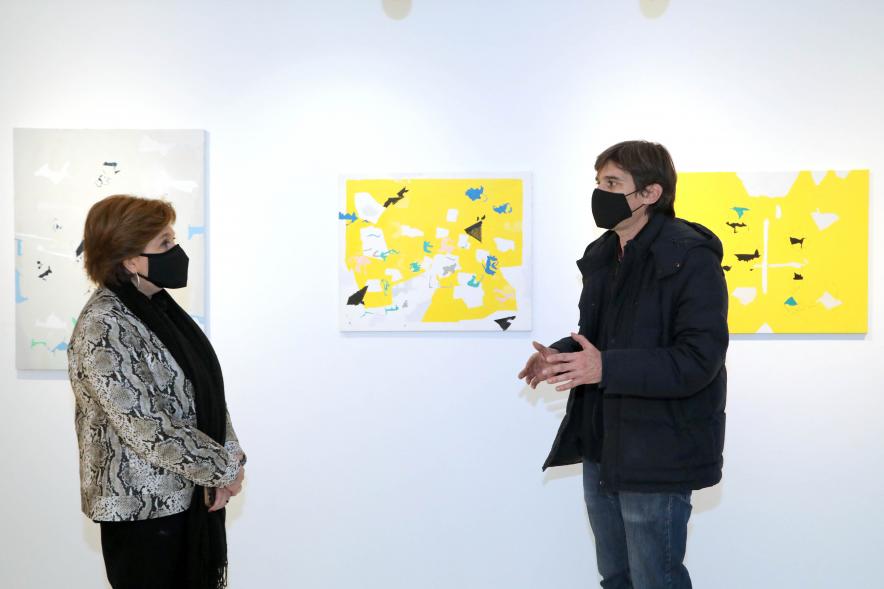 Inauguración Exposición Víctor Barrio "Paisajes Borrados" - Imagen del autor charlando con la concejal Rosario Tamayo.