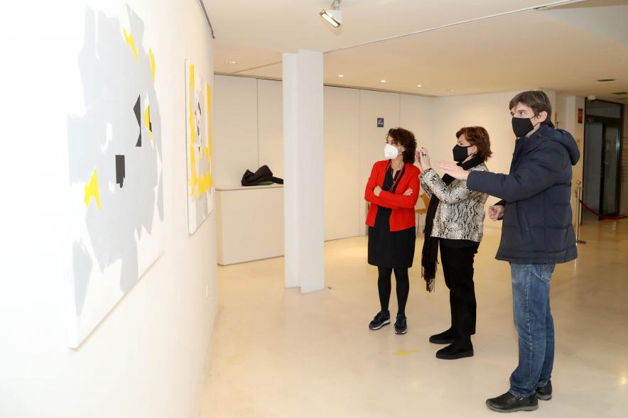 Inauguración Exposición Víctor Barrio "Paisajes Borrados" - Imagen del autor conversando con varias autoridades municipales.     