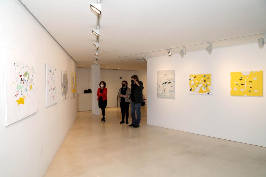 Inauguración Exposición Víctor Barrio "Paisajes Borrados" - Panorámica  de la exposición, el autor y  las autoridades municipales.