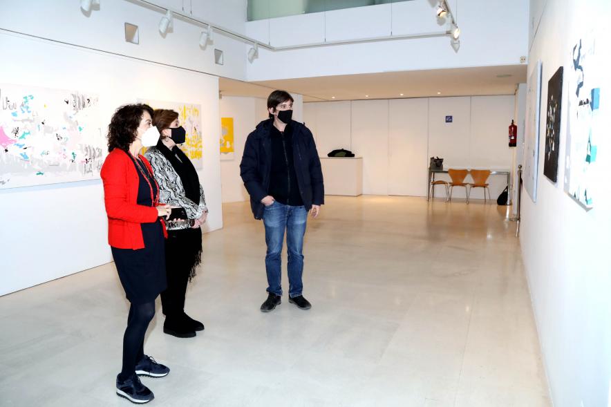 Inauguración Exposición Víctor Barrio "Paisajes Borrados" - Imagen del autor  junto a una obra, charlando con las autoridades municipales. 