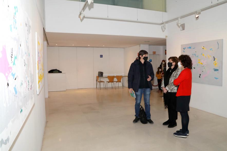 Inauguración Exposición Víctor Barrio "Paisajes Borrados" - Imagen del autor  junto a una obra, charlando con las autoridades municipales. 