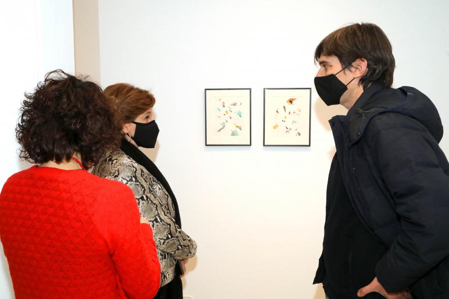 Inauguración Exposición Víctor Barrio "Paisajes Borrados" - Imagen del autor  junto a una obra, charlando con las autoridades municipales. 