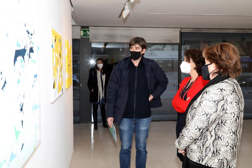 Inauguración Exposición Víctor Barrio "Paisajes Borrados" - Imagen del autor  junto a una obra, charlando con las autoridades municipales. 