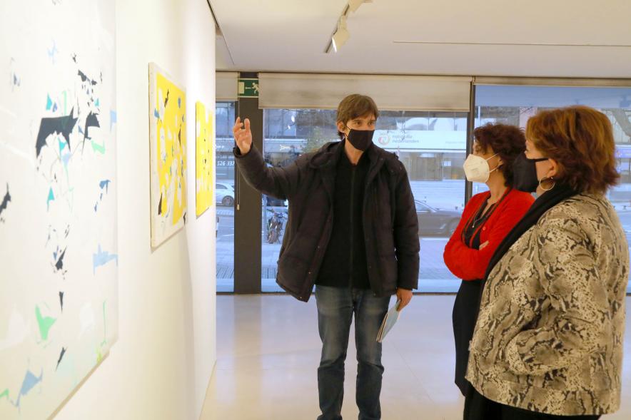 Inauguración Exposición Víctor Barrio "Paisajes Borrados" - Imagen del autor  junto a una obra, charlando con las autoridades municipales. 