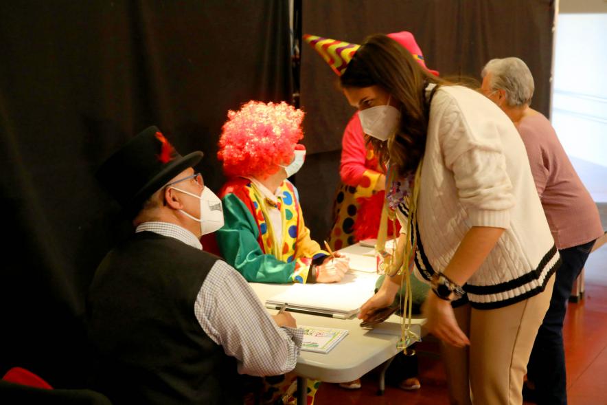  Carnaval de Mayores 2022 - Imagen de varios mayores disfrazados junto a una monitora.