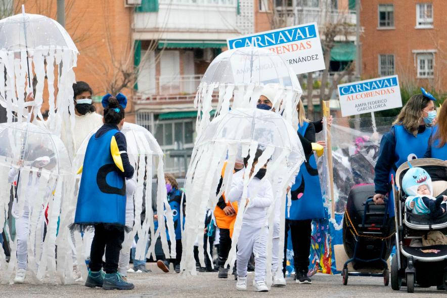 Desfile de Carnaval 2022 - Primer plano de un grupo de participantes disfrazados.