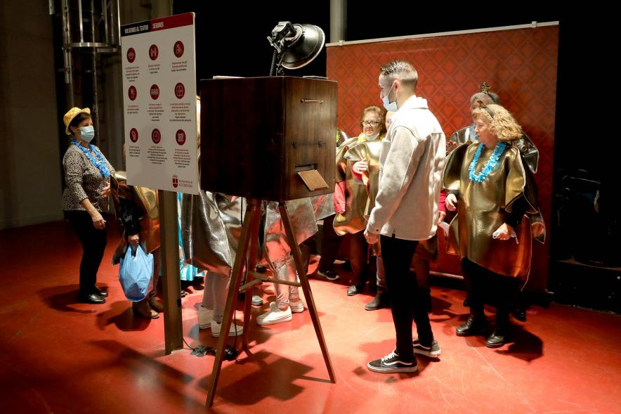 Carnaval de Mayores 2022 - Un grupo de participantes haciendo fotografias.