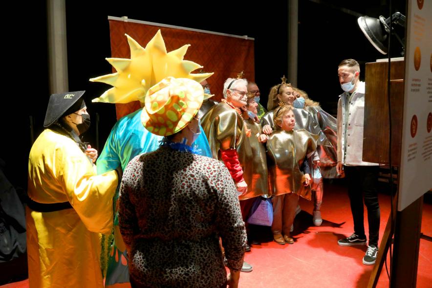  Carnaval de Mayores 2022 - Un grupo de participantes junto al fotógrafo.